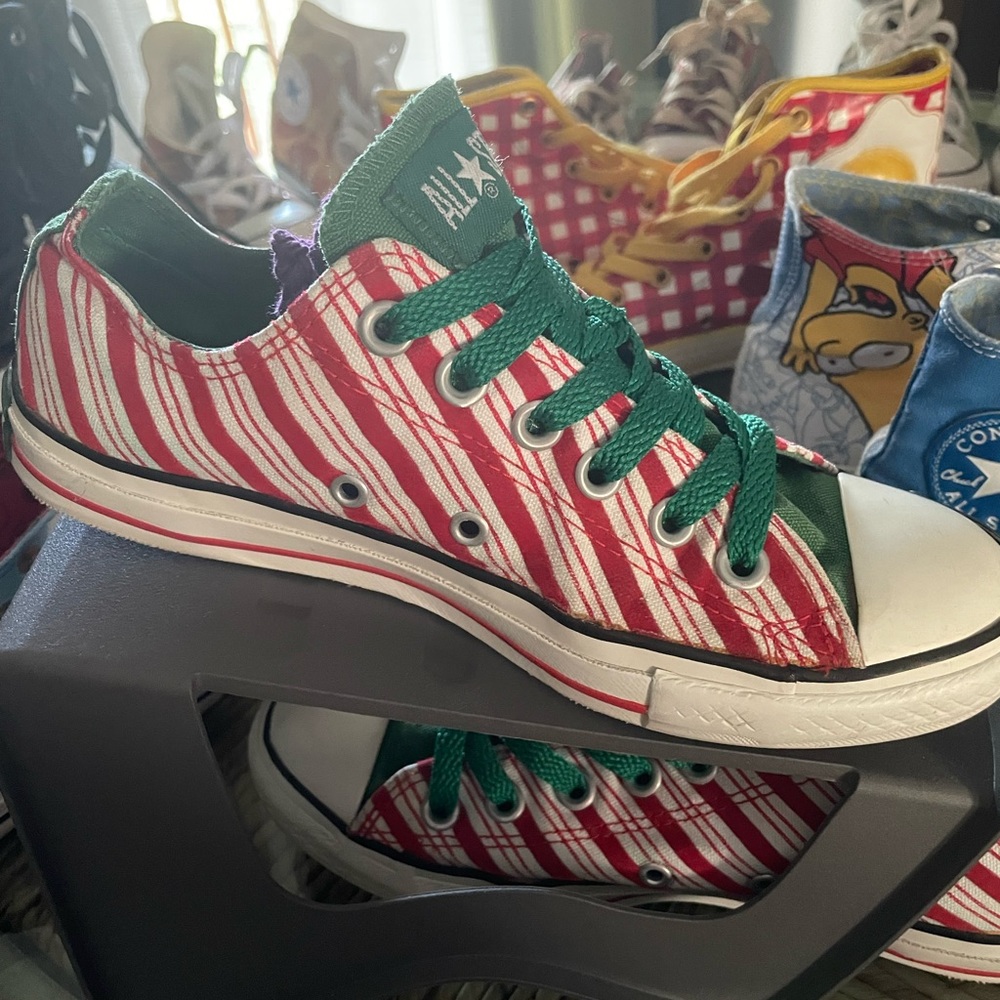 Vintage Christmas Candy Cane Converse Low Top. Fit 7.5 8 unisex M 5 W7